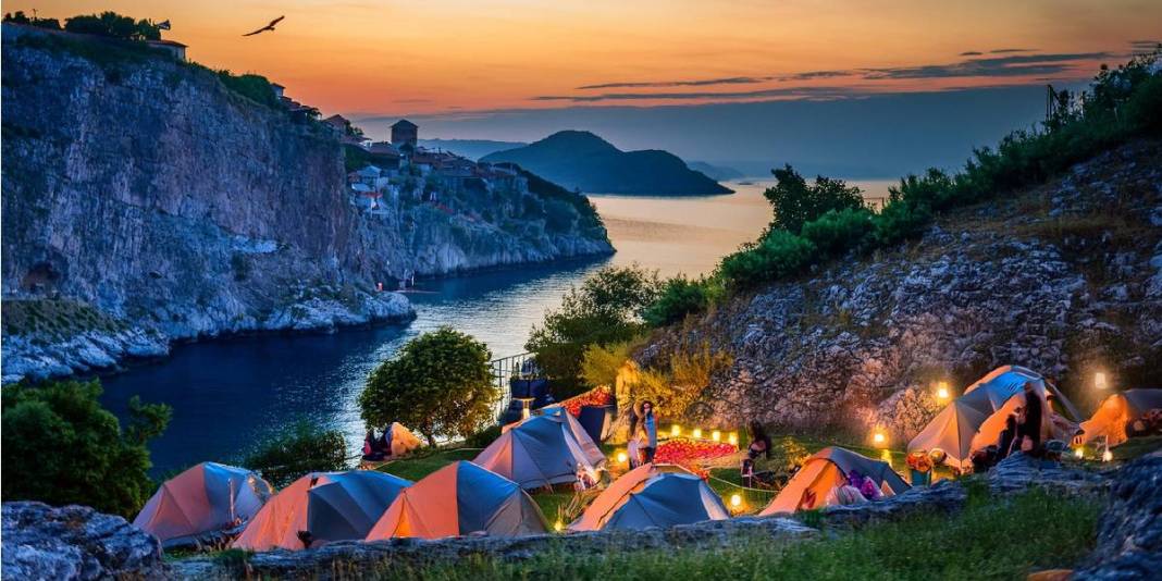 Dar sokakları, pastel renkli evleri, tazecik balıkları… Dünyanın akın ettiği bölge: Türkiye’nin yeni cenneti… 7